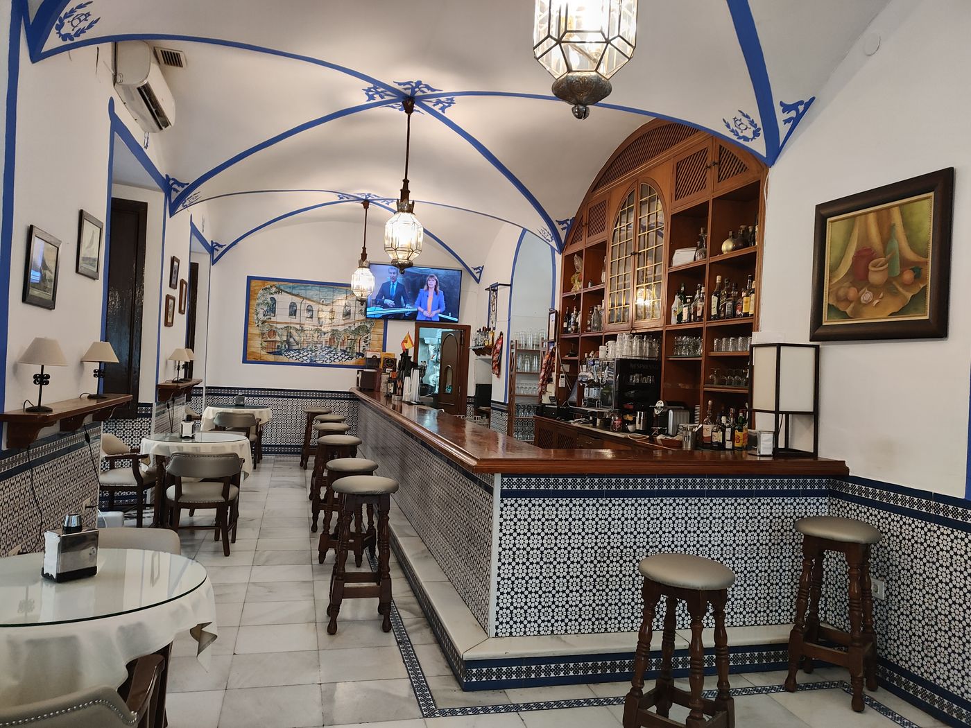 Barra de la Bodeguita con azulejos azules