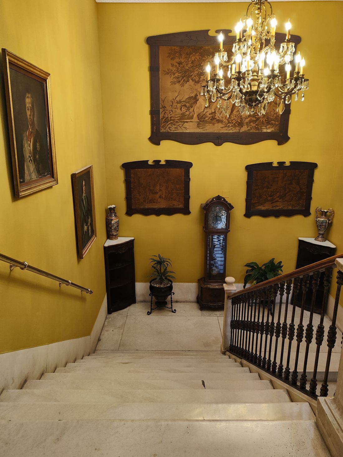Escalera noble con reloj de pie