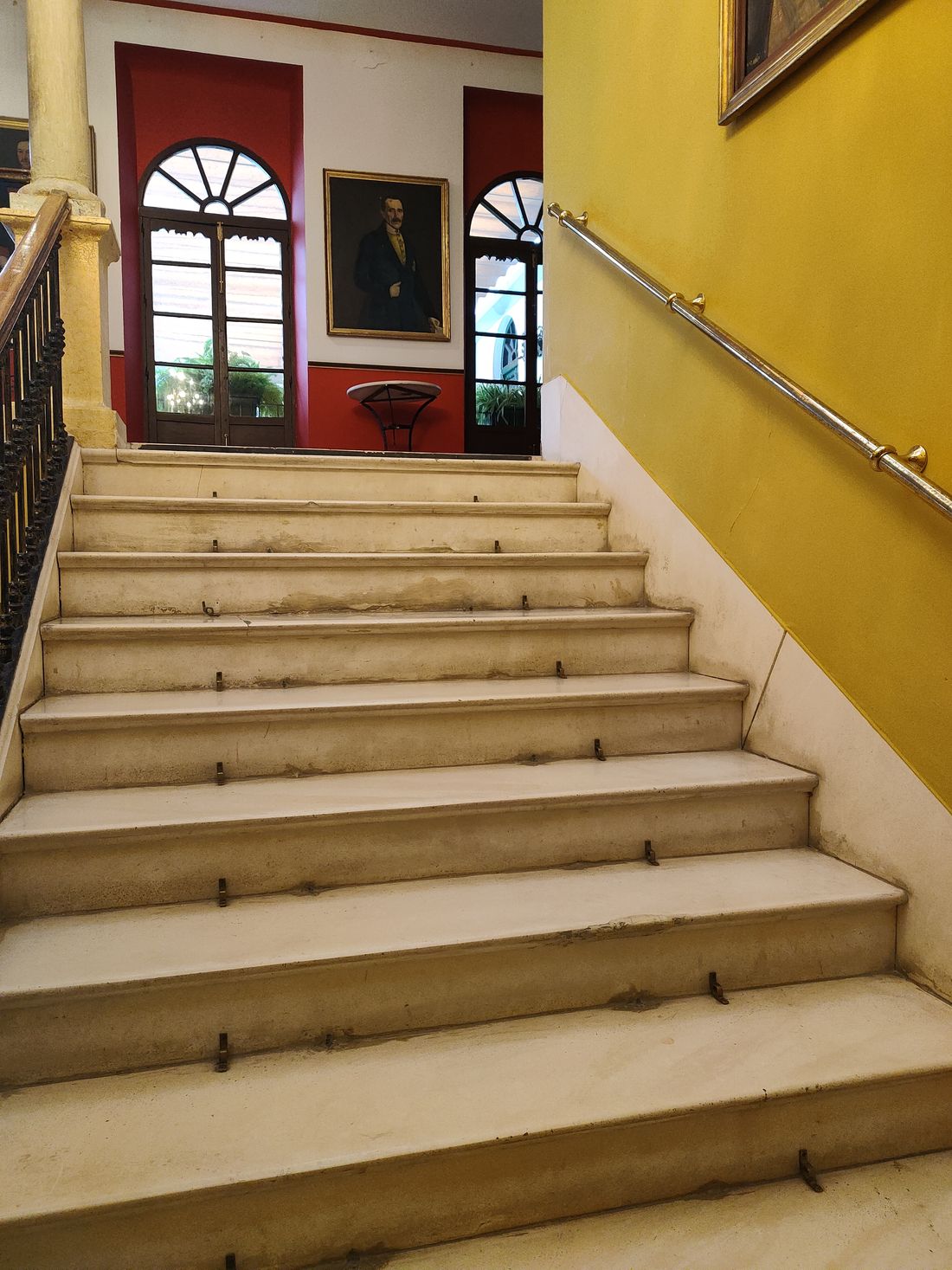 Escalera principal de la sede