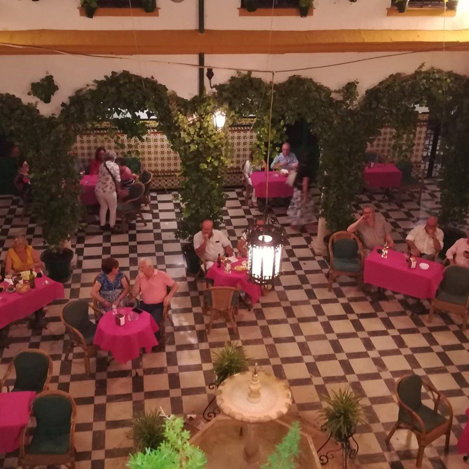 Velada en el patio del Círculo de la Amistad