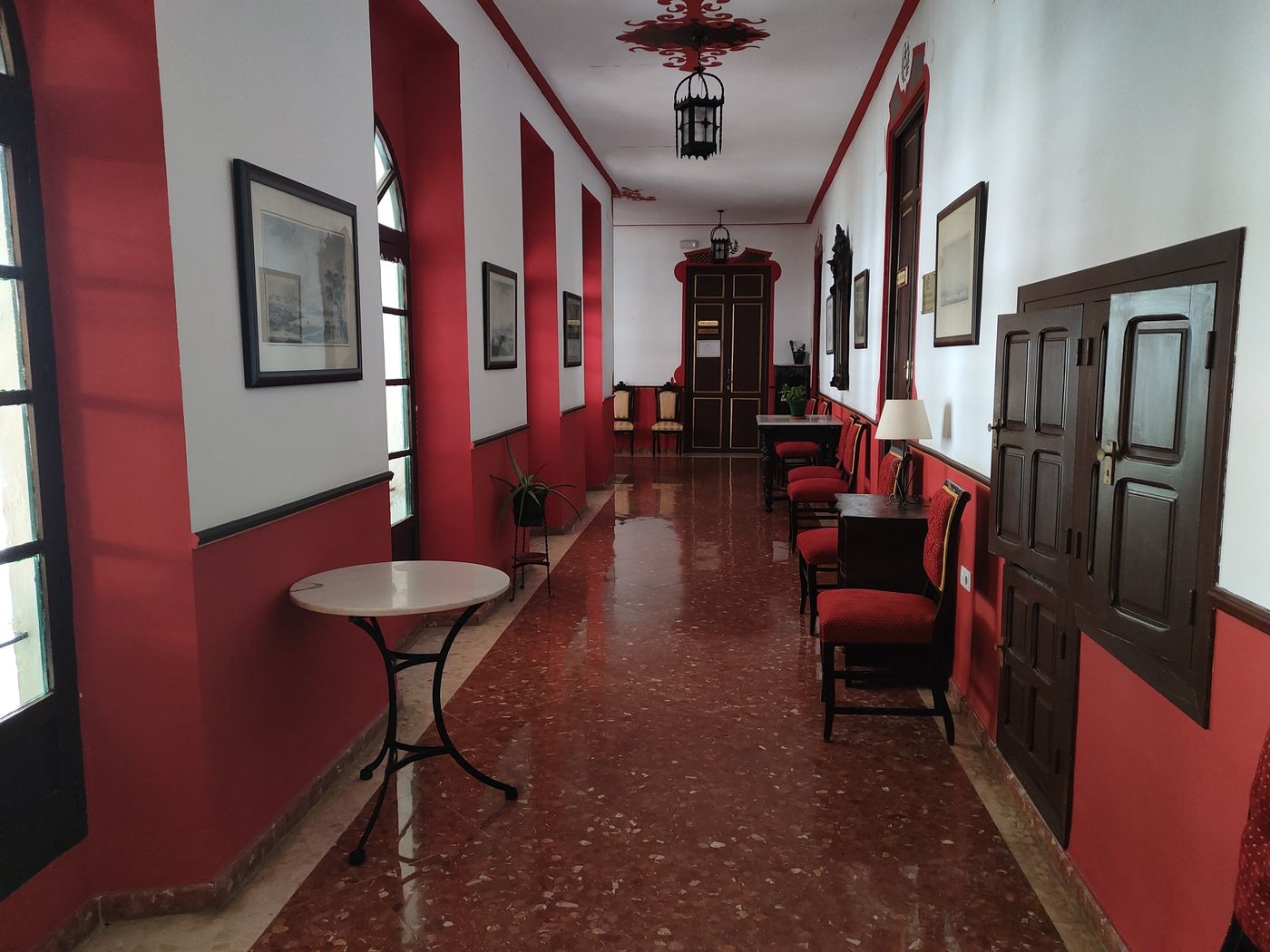 Galería alta con paredes granate