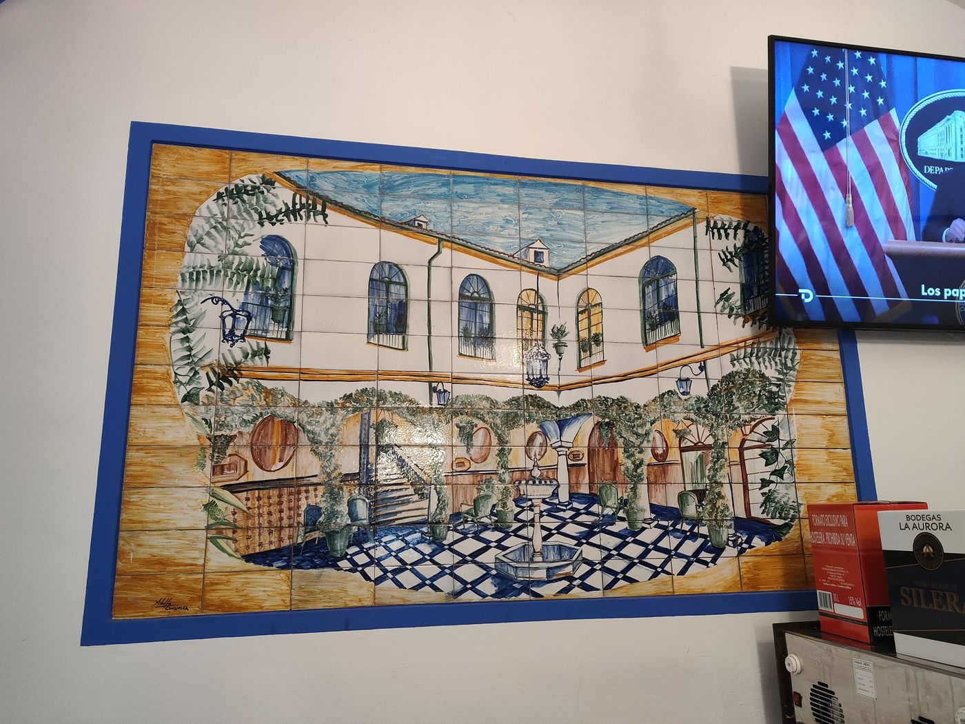 Mural de azulejos con la imagen del patio