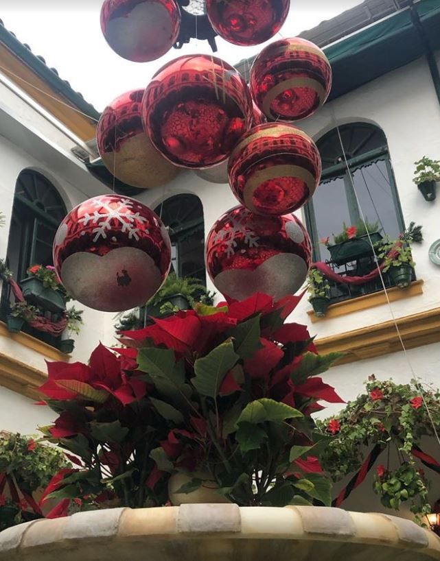El patio decorado en Navidad