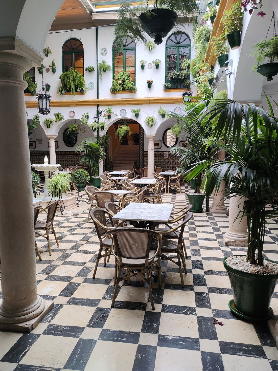 Patio central porticado del Círculo de la Amistad