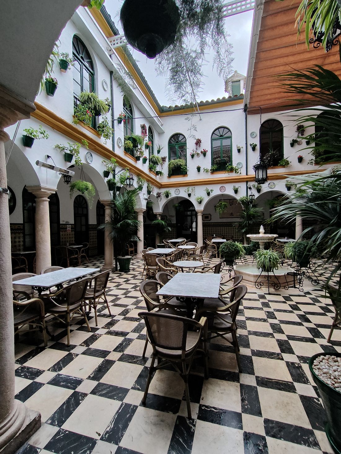 Patio central con mesas junto a la fuente