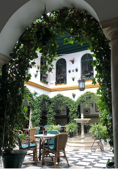 El patio iluminado de noche