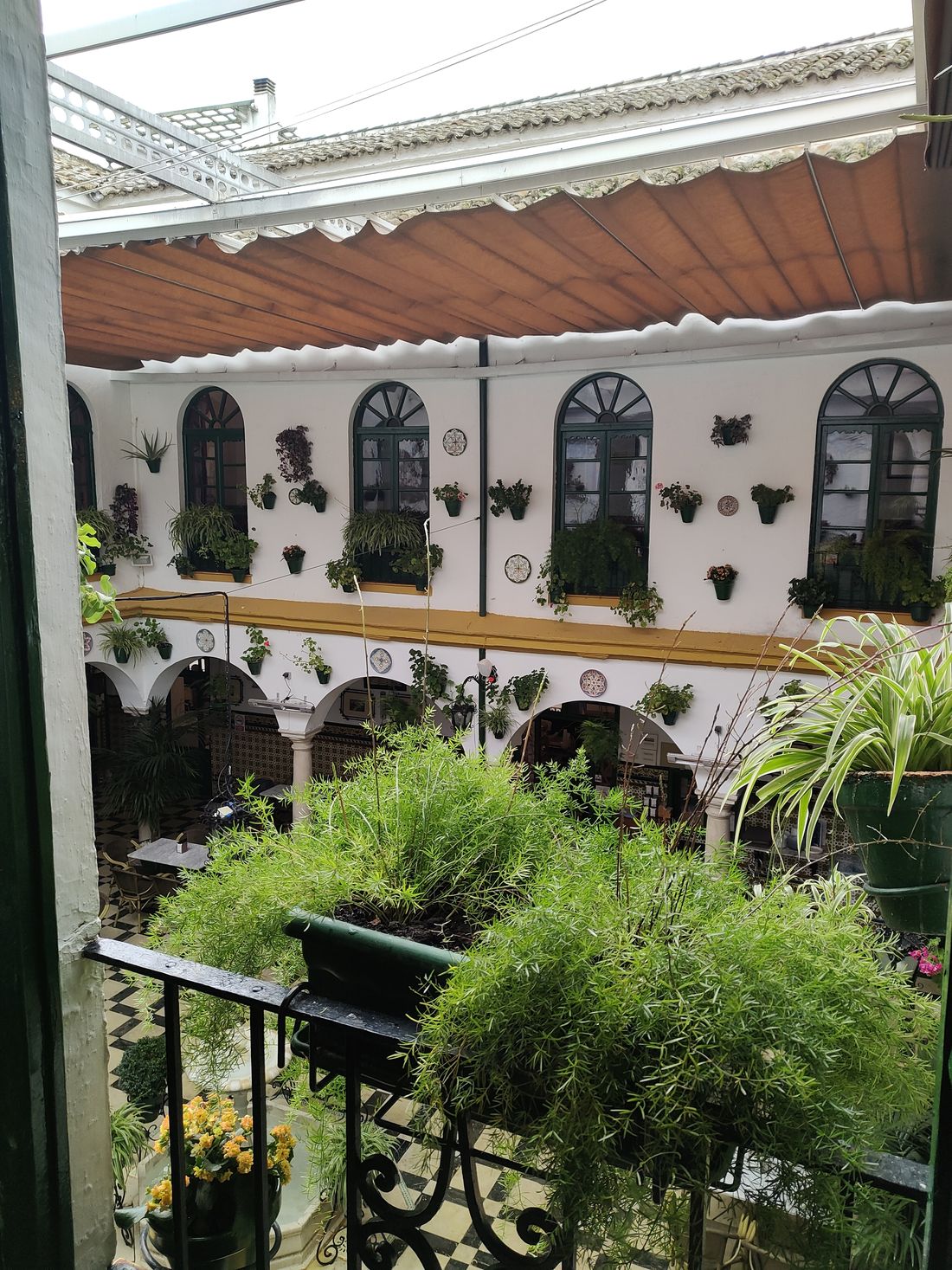 Galería superior asomada al patio