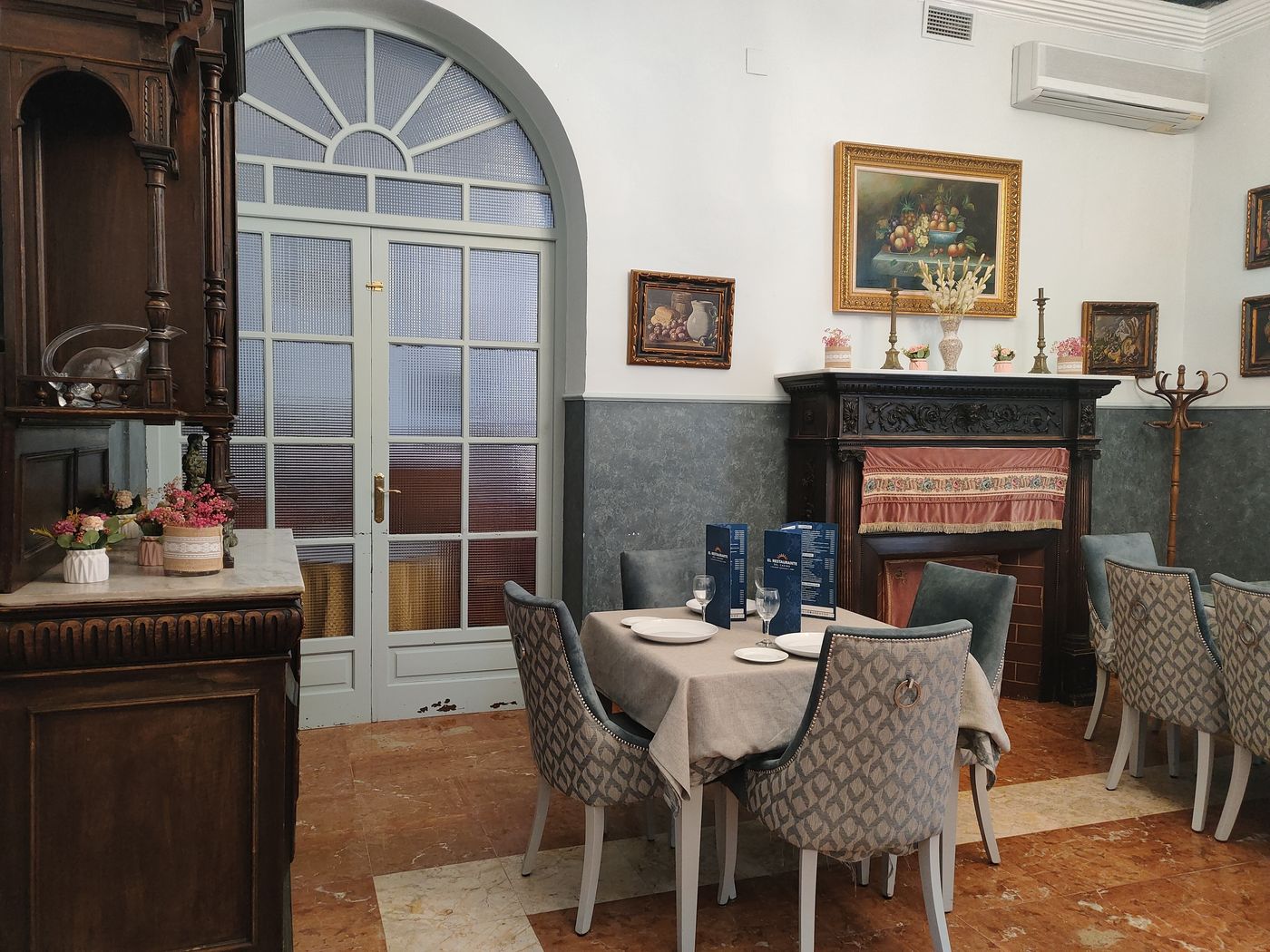 Salón comedor con lámparas de araña