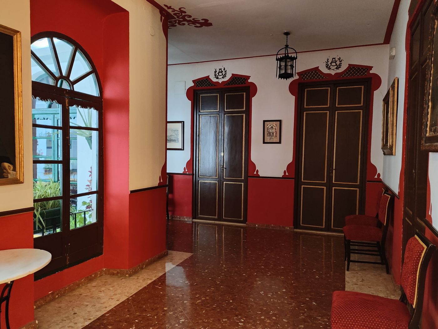 Salón de la planta superior con puertas historiadas