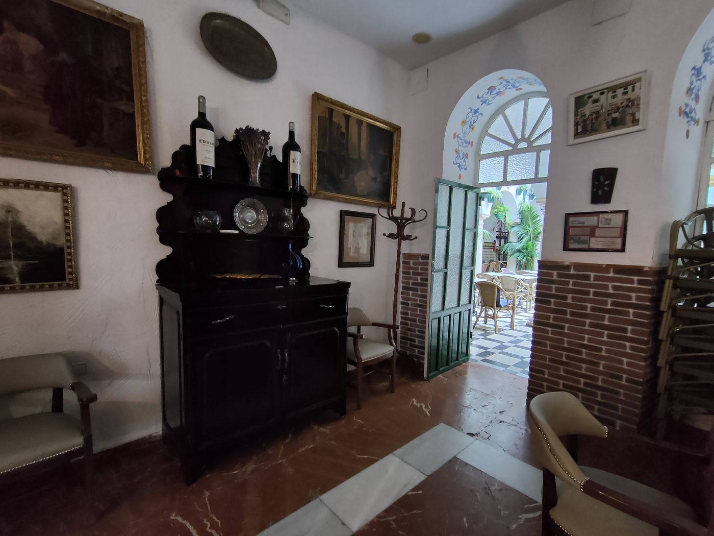Zaguán con mobiliario antiguo